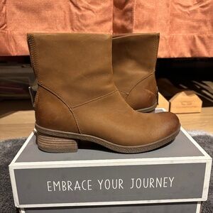 Dansko Brianne Waterproof Burnished Tan Boots